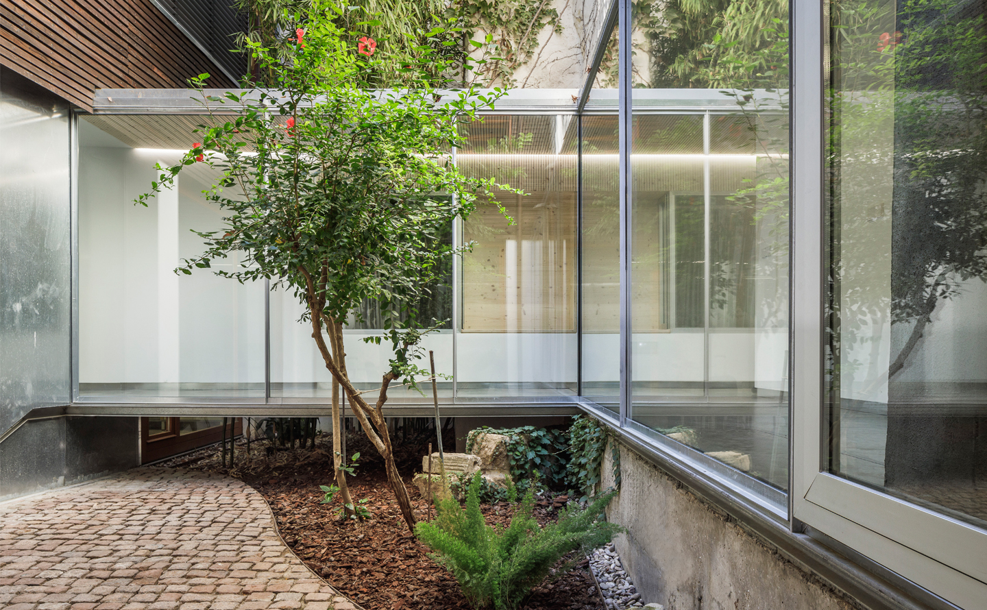 Edifici d'oficines a l'interior d'una illa