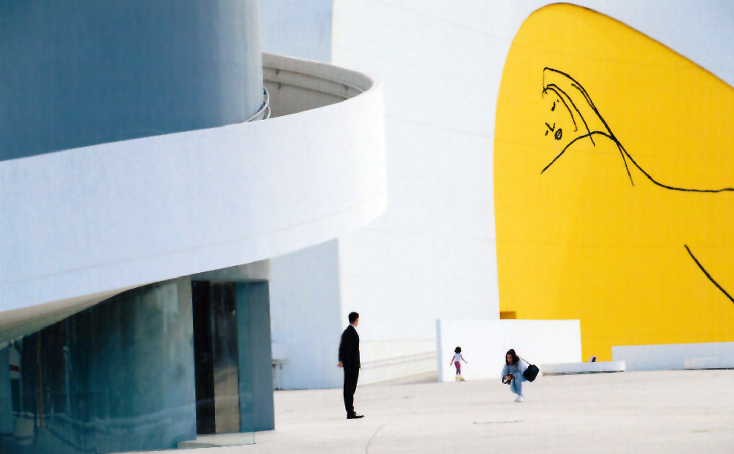Espai exterior Centre Cultural Internacional Oscar Niemeyer de la ciutat d'Avilés